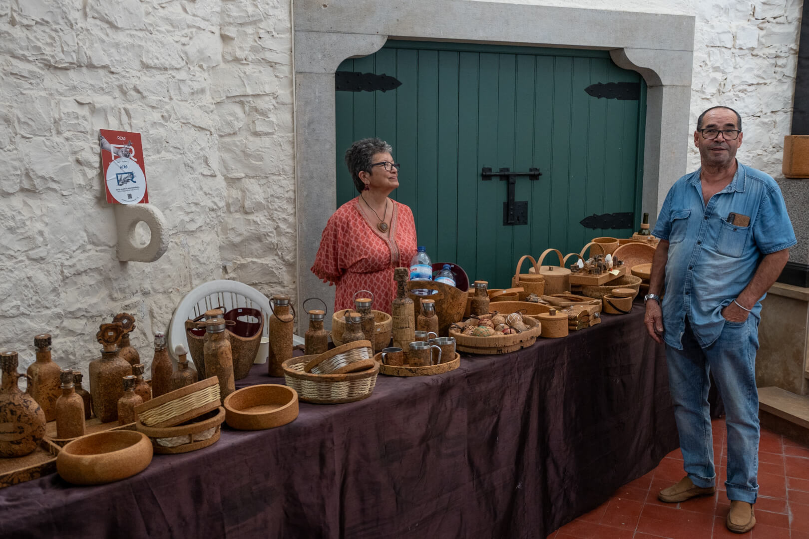 Artesão trabalhando cortiça com ferramentas tradicionais