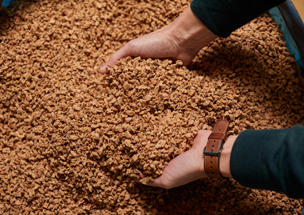 Processo de criação de produtos de cortiça à mão