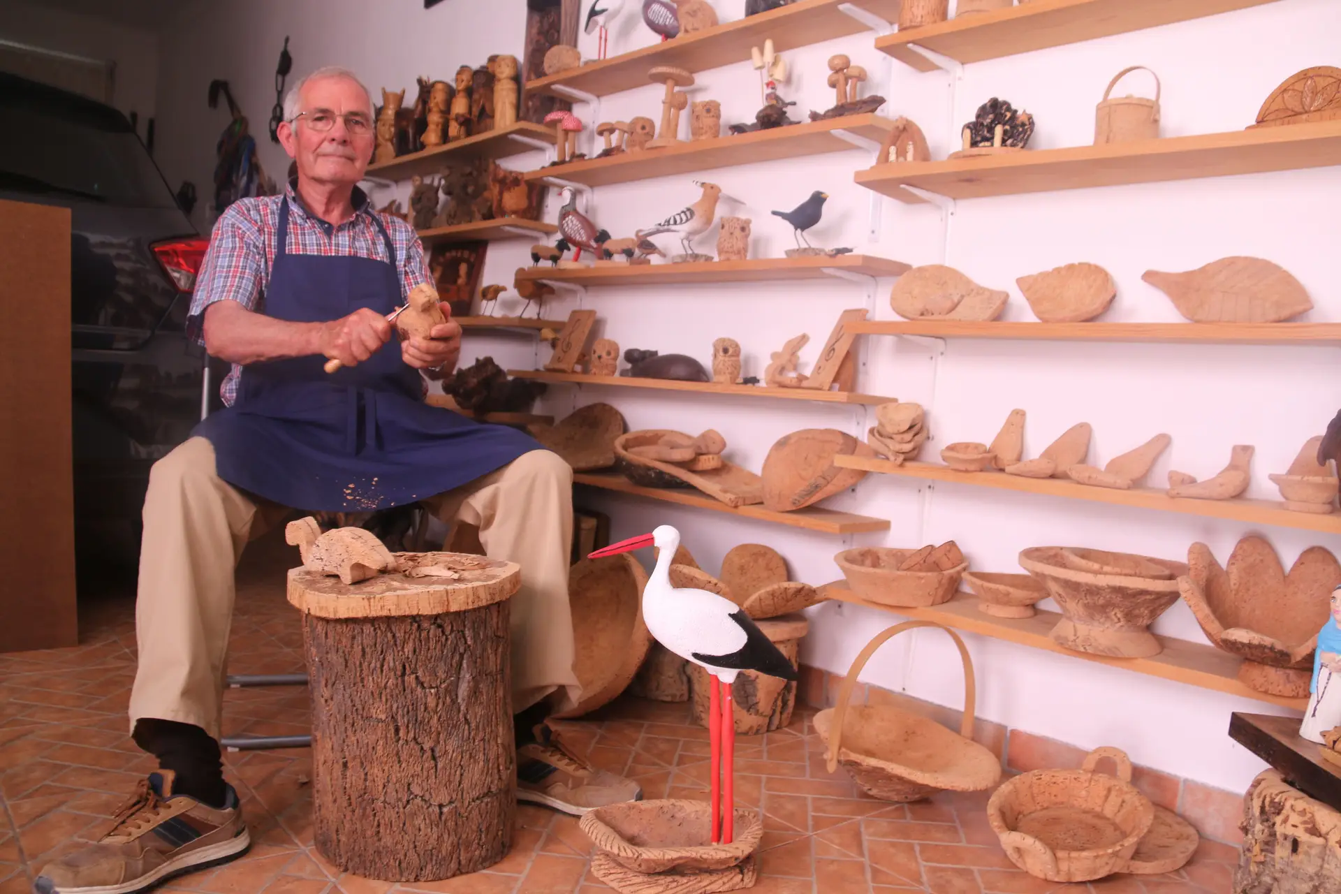 Mestre artesão português trabalhando com cortiça