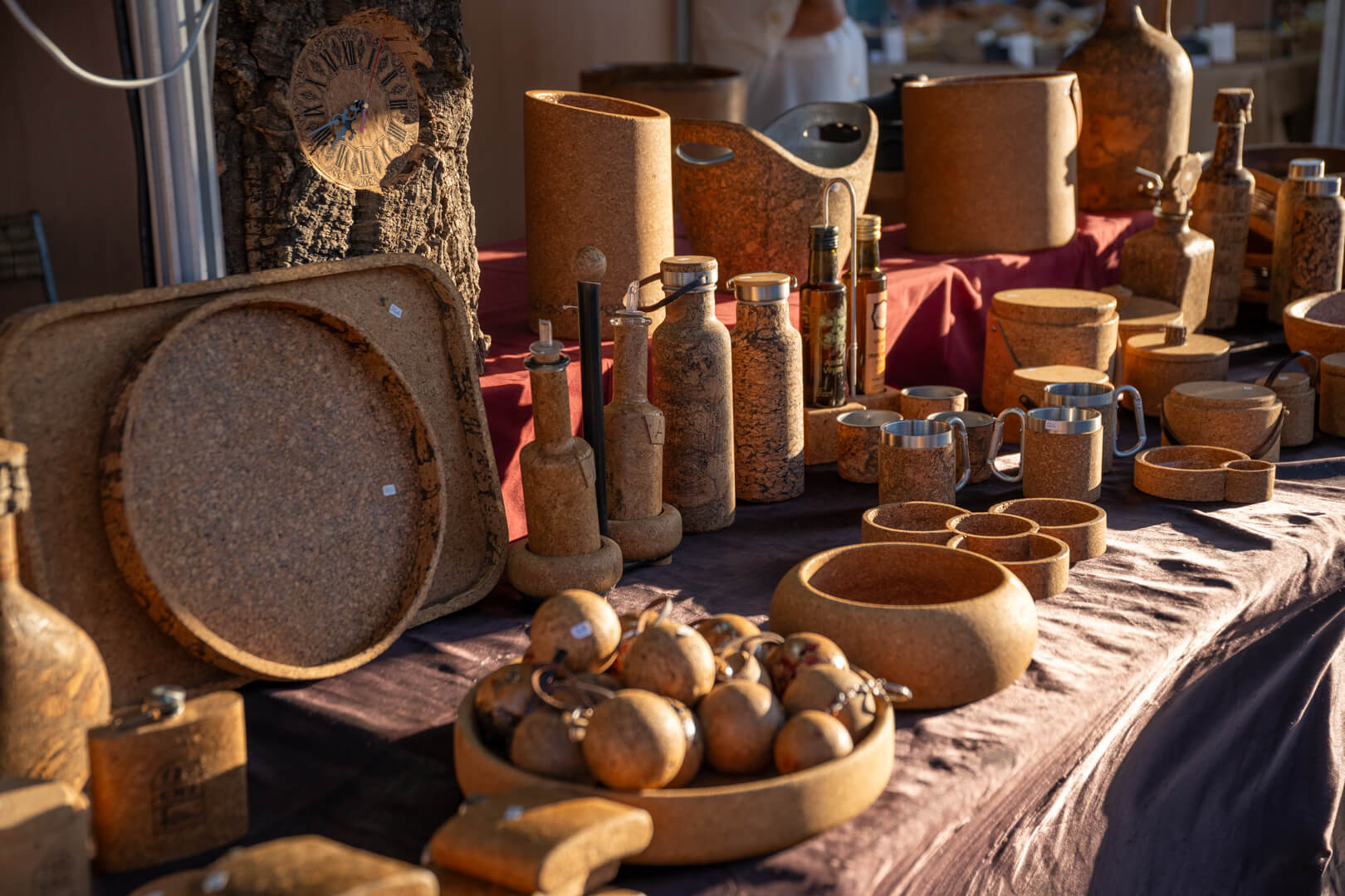 Artesã portuguesa criando produtos de cortiça