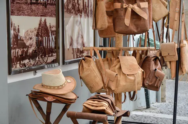 Oficina tradicional de artesanato em cortiça