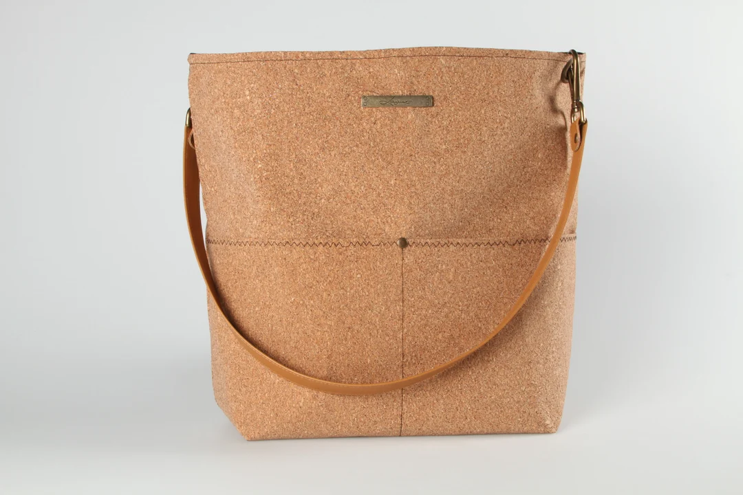 Bolsa artesanal de cortiça - vista frontal